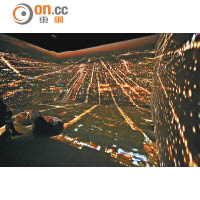 三維投影效果令人如置身於飛機上俯瞰城市夜色。