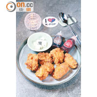 Jinjuus Signature Korean Fried Chicken $115<br>雞肉醃味後沾上猶太人愛用的Matzo Meal麵包碎炸足兩次，可隨個人喜好自行添加豉油或辣椒醬，佐蘿蔔泡菜同吃，是Judy至愛菜式之一。