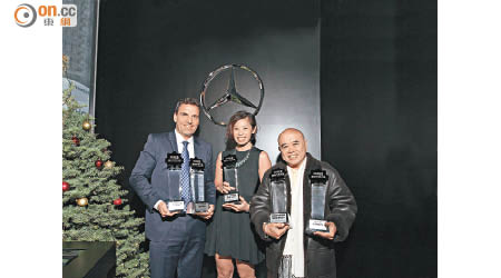 梅賽德斯-奔馳香港有限公司（Mercedes-Benz Hong Kong Limited）行政總裁柏以德（左），從香港汽車會會長余錦基太平紳士（右）手上，連接各項大獎。