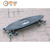 Stair-Rover與傳統滑板的長度接近，板身採用6層楓木製造，表面加上鋼沙紙，提供足夠摩擦力。售價：$1,980