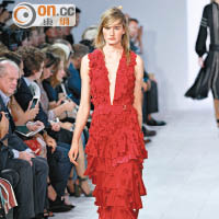 紅色deep V連身裙綴滿同色立體花飾，下身層層疊疊的ruffles增添浪漫。