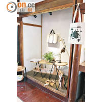 日式房子獨有的空間如凹閣等，用作展覽用途，效果相當協調。