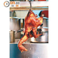 南乳吊燒雞 $70/半隻、$130/隻 <br>與製燒鴨步驟一樣，只是炭燒前會掃上一層南乳醬，燒20至25分鐘而成，每日只供應1隻，絕對是搶手貨。