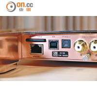 機背備有SD卡槽作調音之用，另設USB、LAN及光纖插口以便接駁CD機及電腦。