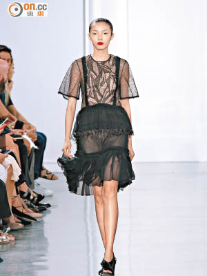 黑色連身裙以透視為創作特色，下身一層層的ruffles飾有流蘇邊，十分風「蘇」。