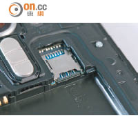 對應nanoSIM及microSD卡，不過要拆蓋拆電先換到。