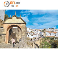 建於18世紀的Puerta de Felipe V之門，是通往Ronda的的關閘之一。