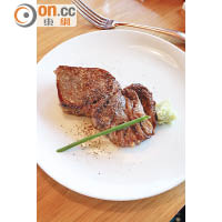 餐廳午市Menu以烤熊本赤牛最吸引，脂肪比例偏少卻相當腍身，肉汁亦勁多，￥3,600（約HK$240）。