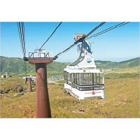 阿蘇山纜車每次可容納約90位乘客，只需4分鐘便能登上中岳的火山口旁。