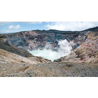 直徑達600米的火山口平時沒有滾滾熔岩，卻有冒煙中的碧藍水潭。