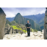 《Machu Picchu》<br>在秘魯馬丘比丘的明媚景色下，Suitman的出現帶來嚴肅的感覺。