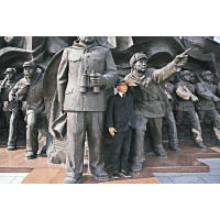 《That’s where you come from》<br>在士兵的雕像前，Kim作出敬禮的動作，展現其幽默感。