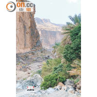 Jabal Shams山頂跟Wadi Ghul的乾涸河道，同一景區卻予人截然不同的體驗。