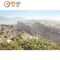 Misfat Al Abriyeen位於Al Hajar山脈約1,000米的懸崖邊，遠處望去，像一片垂直綠洲。