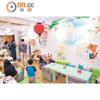 Café洋溢着家的感覺，不但售賣本地設計師的貓貓精品，也請來本地及日本插畫師繪畫壁畫與明信片，吸引不少遊客慕名而來。