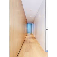 走廊的木牆是沒有把手的儲物櫃，為戶主提供充足的儲物空間。