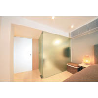 設計師應戶主要求，以大型磨沙玻璃取代套廁的牆壁，為居室注入一點時尚氣息。