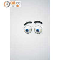 《Magnus Opus，2013》，塑膠眼睛裝置，一共有4個表情，會隨觀者的行為轉變。