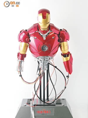 1:4 Iron Man Mark III充電座，半胸像連支架有36cm高，極具霸氣。售價：$1,980