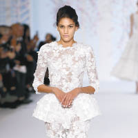 白色花卉喱士的設計配合恍如corset的剪裁，充滿浪漫感。