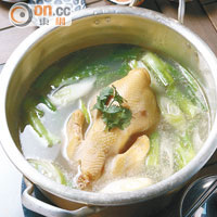 金湯一隻雞 $128/半份、$188/份 <br>雞湯需要先用老雞熬煮逾6小時成湯底，放入用低溫煮熟而成的嫩雞，加入大葱和薯仔作配菜，簡單而鮮味。