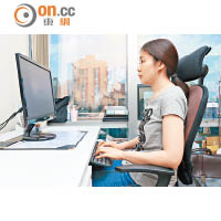 正確姿勢 <br>使用電腦時，手臂須得到承托，腰部則宜靠在椅背上。