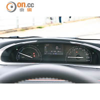 雙圈式儀錶板中央設4.2吋彩色TFT多功能顯示屏，顯示耗油量等行車資訊。