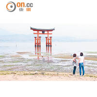 水中紅色鳥居是宮島著名景點，也是日本三大景之一。