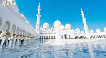 純白色的清真寺，代表純潔和虔誠，更讓人以為阿布扎比是個一塵不染的國家。