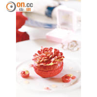 紅莓泡芙配粉紅杏仁及玫瑰雪糕 <br>泡芙中間是玫瑰味雪糕，外層則用上杏仁脆片作點綴，造型吸睛又好味。