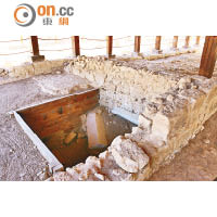 在耶穌受洗處旁還有個教堂遺址，經過二千年歲月，只餘地基。