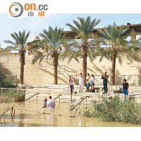 在對岸以色列，剛好有人受洗，能在約旦河受洗是不少信徒的心願。
