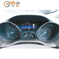雙圈加遮光罩式儀錶板，中間屏幕顯示大量行車資訊。