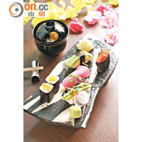 季節野菜壽司配麵豉湯 <br>用牛油果、福岡番茄、黃瓜、蘆筍和京都赤蕪製作，味道清新。