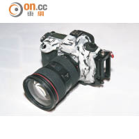 Francis用緊Canon 5DS R單反相機，備有5,060萬像素畫質。售價：$27,480（淨機身）（a）