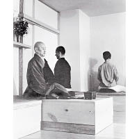 法號祥岳俊隆的日本僧侶鈴木俊隆，其著作《禪者的初心》將禪宗思想帶到西方世界。