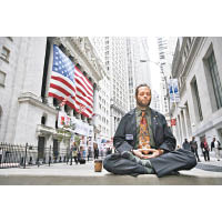 一秒鐘幾廿億上落的紐約證券交易所，曾經有一名為Matthew Schojam的交易員要在小休時用打坐來冷靜一番。