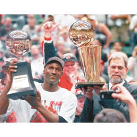 將禪宗打坐引入籃球訓練的積遜教練（右），跟波神米高佐敦（左）帶領芝加哥公牛隊締造了NBA二度三連霸的輝煌歷史。