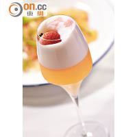 Carino雞尾酒 $98 <br>用上香橙利口酒、氈酒、雲呢拿糖漿及玫瑰水調配而成，色澤迷人且容易入口。