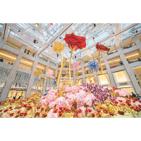 置地廣場以「繁花綻放喜迎春節」作為賀年節目，展出2,088朵色彩絢麗的手工花朵，讓整個場地朝氣勃勃。