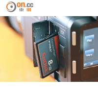 數碼背可插入CF卡，建議選用大容量記憶卡，事關每張相隨時過百MB。