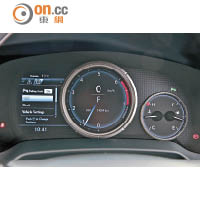 F SPORT雙圈式儀錶板的左方特設小屏幕，各類行車資訊一目了然。