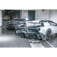 Veneno Roadster大量採用碳纖維物料，車體淨重只有1,490kg。