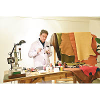 發布會上，品牌高級皮匠Mr. Diego Occhino即場示範製袋技巧。