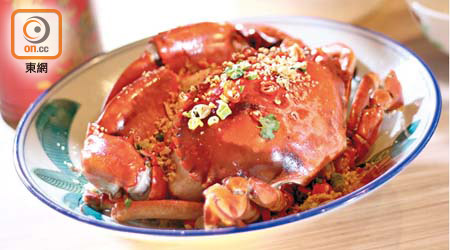 蘿蔔糕炒蟹 $488<br>重約1斤的肉蟹先走油，加調味乾炒，最後加入自製臘味蘿蔔糕略炒，蘿蔔糕吸收了肉蟹精華，滲來濃郁蟹香。