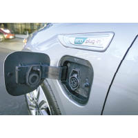 充電插頭置於駕駛席一方的前輪拱後方，使用240V的家用電流，3小時內可充滿。