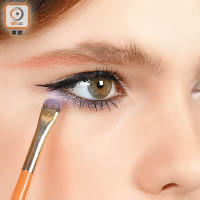 Step 2：以粉紫色眼影筆畫出亮麗下眼線。