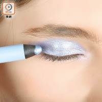 Step 2：以粉藍色眼影筆為整個眼窩上色，眼尾位置以勾畫方法做出貓眼效果。