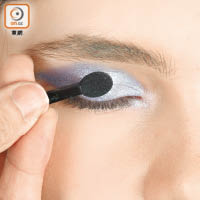 Step 3：取銀藍色眼影粉印於眼影上，並點綴下眼頭位置。