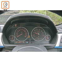 錶板採用兩大兩小圓形設計，行車資訊清晰易讀。